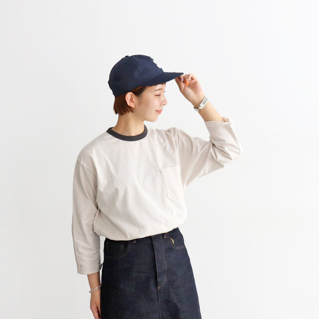 手元をすっきりと見せてくれる七分丈で、着用シーズンが長いのも嬉しいですね。
淡いカラーの2色展開なので、様々なボトムとも相性バッチリ!
チェックなど柄モノや、オーバーオールなどのインナーにもオススメです。
まだまだ暑いですが、羽織りが必要なシーズンには
ちらっと見える首元の配色がアクセントになってくれますよ〜