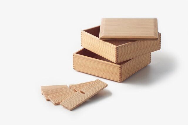 重箱と同じ木材で作られた仕切り板が4枚付いています。