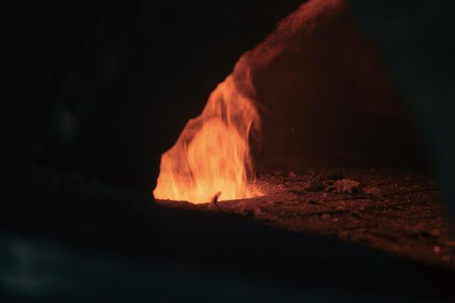 わざわざの薪窯はロケットストーブ式。足元の焚き口で薪を燃やすと上昇気流に乗って窯内に炎が噴射して窯内を温めるしくみ。