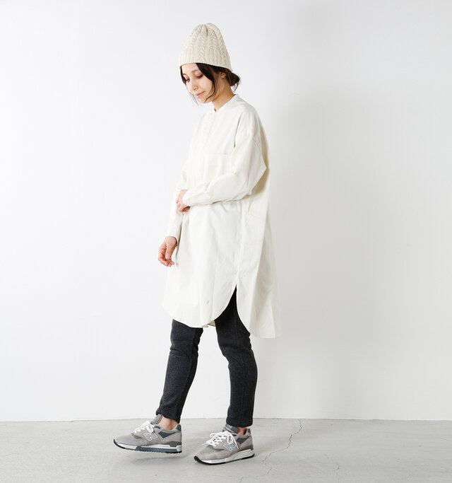 model yama:167cm / 49kg
color : off white / size : 12
ベーシックなカラー展開で、コーディネートしやすいお色が揃っています。スタイルアップ効果も抜群。生地にハリがあり、きれいなかたちがキープされるので、ボーイズライクな雰囲気で着てもどこか上品な印象が漂います。プレーンなデザインでどんなトップスにも合わせやすいです。