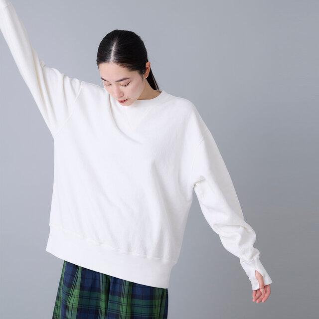 ゆったりとした身幅とドロップショルダーが、リラックス感のある自然なシルエットをつくります。