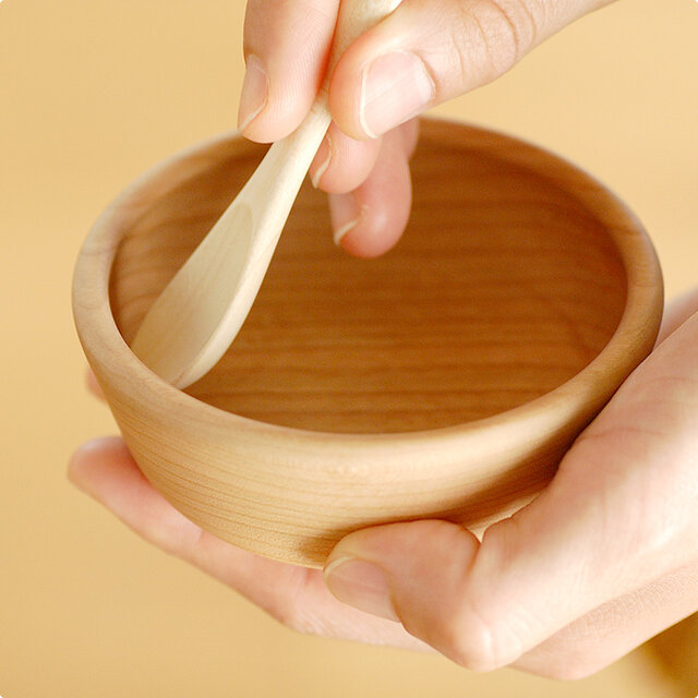 お皿のふちには、内側に向けてすこし角度が付けられているので、
食べ物をすくいやすい作りになっています。
スプーンは小さなこどもが持ちやすく、口に運んだ際にちょうどいいサイズ。
そして、どこにも角が出ないように設計されていますので、手に持った時にも、
口をつけた時にもやさしくて使い心地の良い食器です。