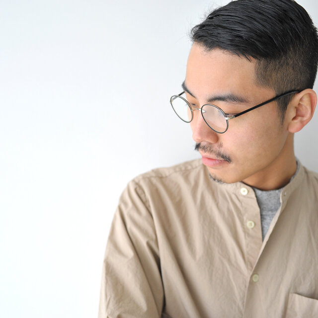 男女問わずお使いいただけるデザインで、幅広いスタイリングにマッチします。
身に着けるだけでオシャレ度をUPしてくれるメガネ。普段使う方も、そうでない方にもおすすめな一品です。