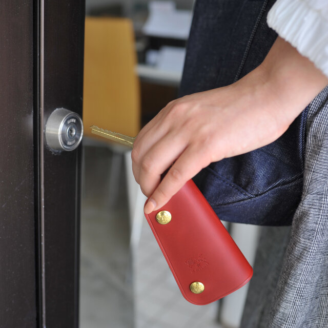 自宅の鍵を開けるときなど、上質なスモールアイテムは普段の生活に豊かさを与えてくれます。