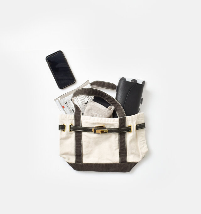 必需品が
しっかり収まるサイズ感。
長財布、ポーチ、ハンカチ、スマホなどを
入れても余裕があります。
軽くて気軽に持ち運びできるのも
嬉しいポイントです。