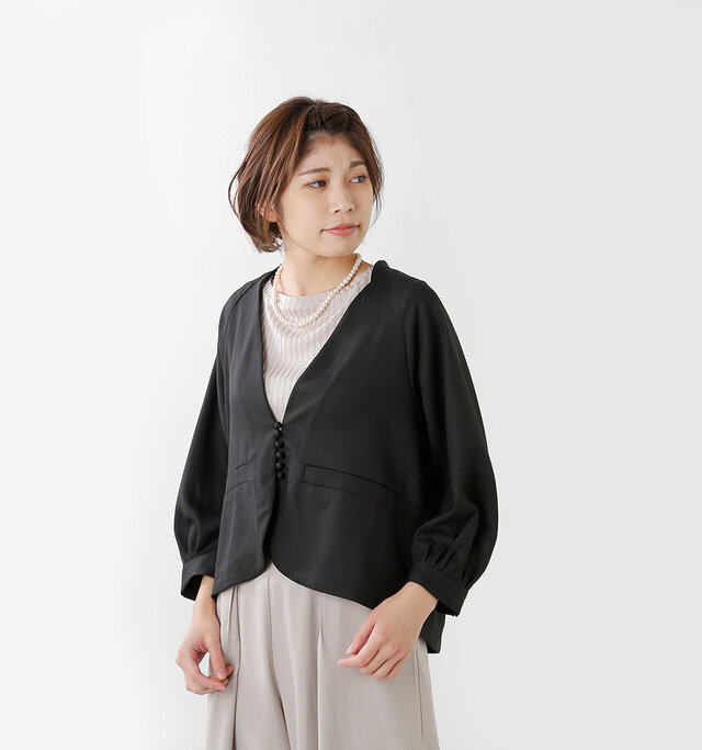 リネンのような質感が
清涼感を引き立てるジャケット。
扱いやすく気軽に
羽織れるところもポイント。