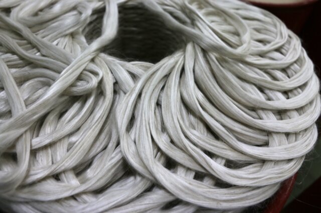 練条工程を４回行い、シルクとリネンの繊維が均一に混ぜられた状態です。