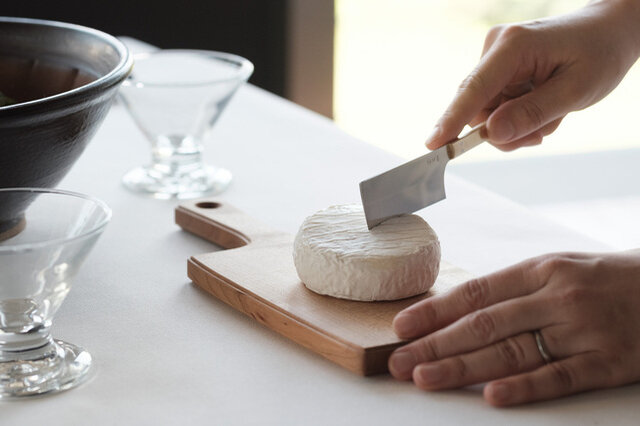 チーズボードには専用のチーズナイフがよく似合います