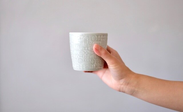波佐見焼で作られた磁器のカップは、陶器よりも高温で焼かれ、強度が高いのが特徴です。