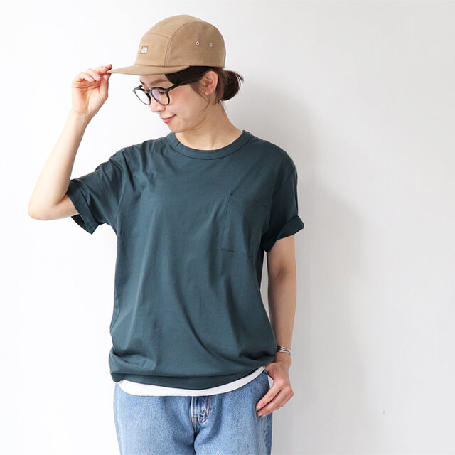 やや薄手ながらしっかりとした生地感がポイントのベーシックなポケットTEEです。