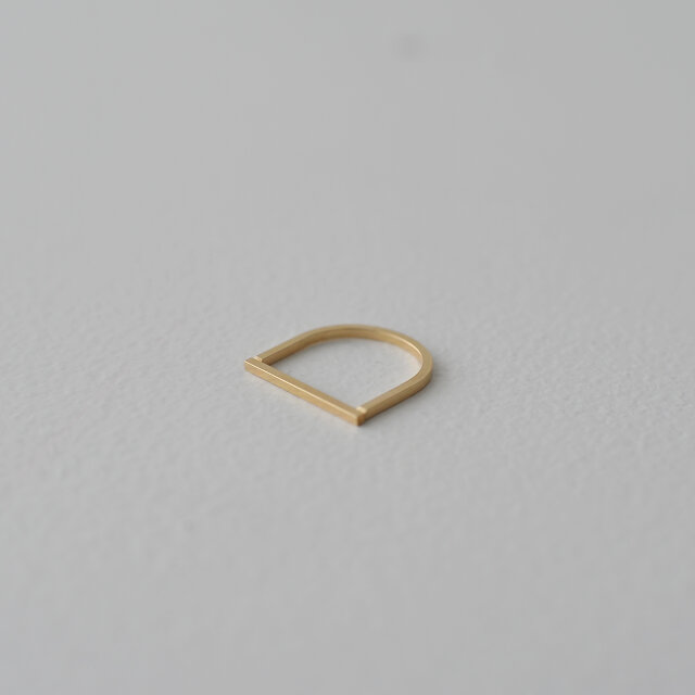 一般的な金メッキよりも金の層が厚い、14金ゴールドフィルド(K14GF)を採用。長期間使用した場合でも変色しにくく、表面が剥がれて地金が露出したりすることなく長く愛用いただけます。手軽にゴールドの美しさを楽しめ、低アレルギー素材なので金属アレルギーが気になる方にも安心して着用いただけます。