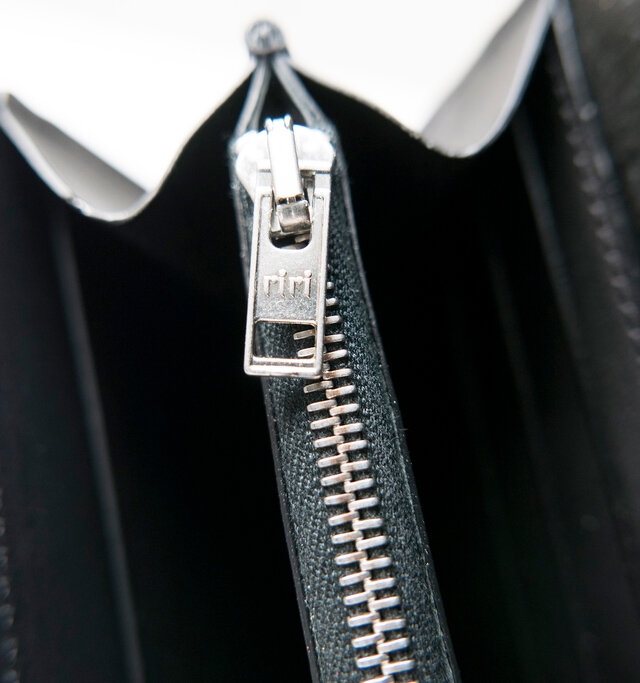 ファスナーは、スイスの高級メーカー「riri zip」を採用。
欠けづらく、滑らかな開閉が可能です。