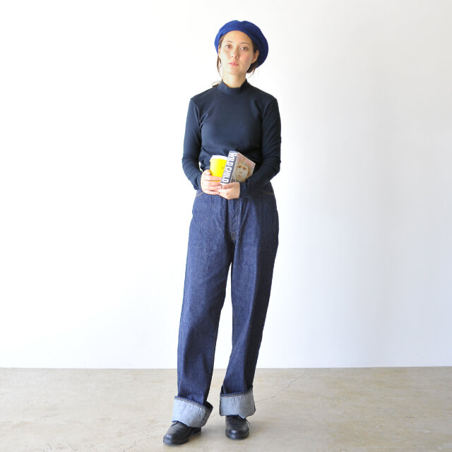 シンプルなコーディネートにこそアイテムの個性が際立つもの。
デニムと合わせるだけで様になる存在感が魅力です。