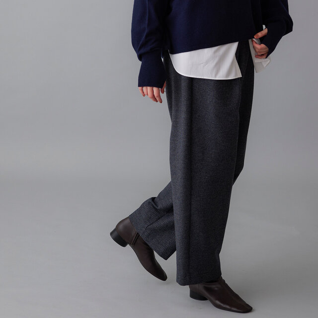 グレーチドリの奥行きある色合いが、コーディネートを引き立てます。