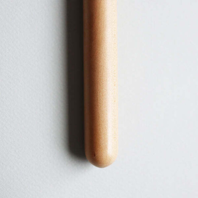 椿 (つばき) 柔らかい手触りと滑らかな質感が心地よく、長時間の筆記にも向いています。