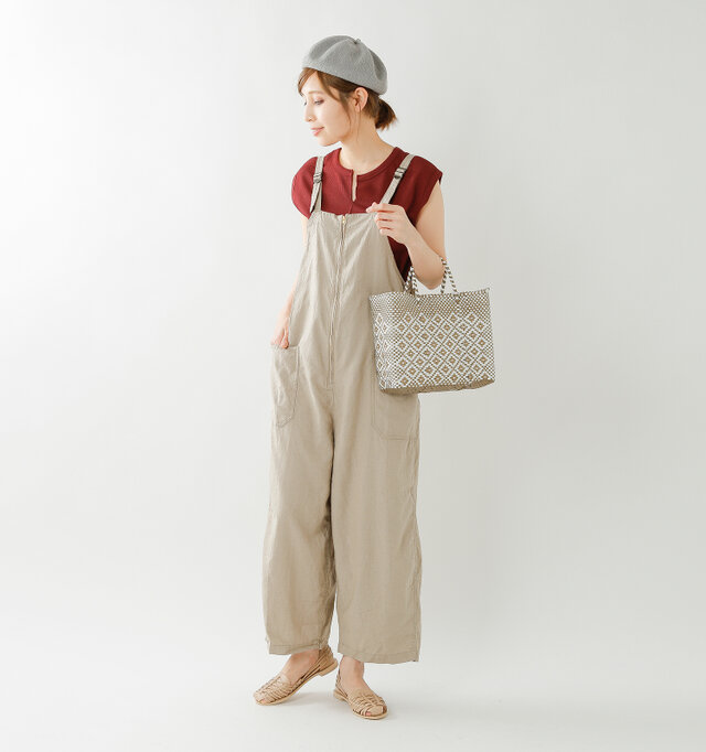 model mei:165cm / 50kg
color : nude / size : 38
丁寧に編みこまれたメッシュは通気性が良く、心地よいフィット感。デイリーからリゾートシーンにおすすめの1足です。