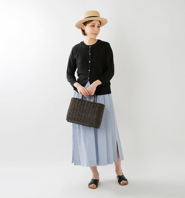model yama:167cm / 49kg
color : black / size : F
ボタンを全て閉じて1枚のニットのように。女性らしく、上品な着こなしです。