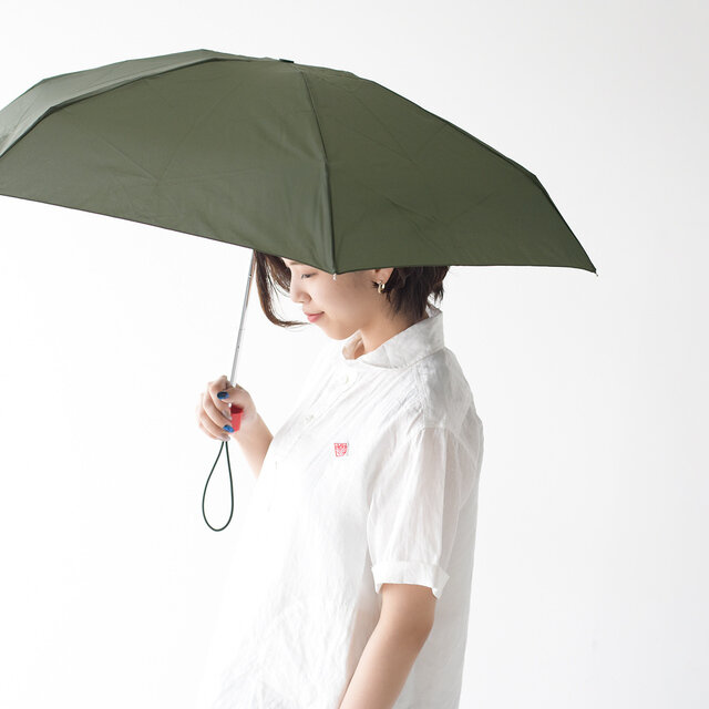 コンパクトで実用的な折りたたみ傘が届きました。
上品な表情でエイジレスにコーディネートを選ばず持てる優秀なデザイン。コンパクトに収納できる機能性ながらも、傘を広げた直径が約87cmと、しっかり雨から身を守るサイズ感です◎