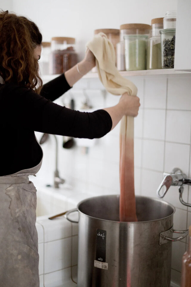 その日の気温、湿度、原料の植物の収穫時期により仕上がりの色は毎回異なります。色づくりはすべて「自家製」なので、この色を実現できるのは世界中でWHOLEだけ。