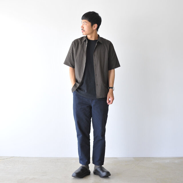 モデル:173cm / 58kg
color : black / size : 27.0cm(M8/W10)
シンプルなデザインと豊富なサイズ展開で男性の方にもおすすめですよ。