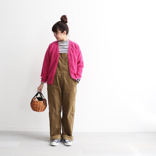 私、クボウチはピンク!!
このピンク発色良しでめっちゃかわいいですよ〜〜♩
重ね着してアウターからチラッと見えてもいいですよねぇ。。