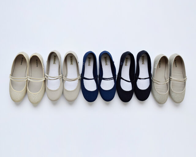beige、marino、negroの無地3カラーは、有害物質を含まないオーガニックコットンを採用し、素足にやさしく安心。