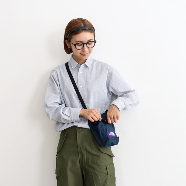 撥水加工を施した100D CORDURA® リップストップナイロン生地のショルダーバッグ!
塩縮加工を施した生地の、適度なハリコシ感がポイントです。
ちょっとしたお出かけに便利なコンパクトなサイズ感◎
ショルダーテープ先のぶらつきを抑えるロゴ入りのDカンがついていて、
細かいこだわりですがこれがあることで収まりが良くて大事なディテールです!