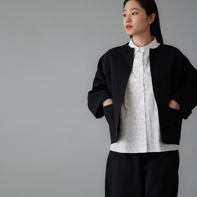 柔らかな光沢とほどよいハリ感をあわせ持つポリエステル素材で仕立てたノーカラージャケットです。
ボタンを省いたミニマルなデザインは、シンプルながらも上品な印象で、デイリーにもきちんとしたシーンにも馴染みます。
軽やかな質感とゆとりのあるシルエットで動きやすく、リラックス感のあるジャケットとして、STAMP AND DIARYでは人気のシリーズです。