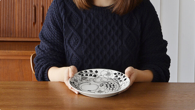 トースト、パスタ、サラダ、他にも夕食のメインプレートとしても使え、どんな料理も盛りつけやすい大きさです。