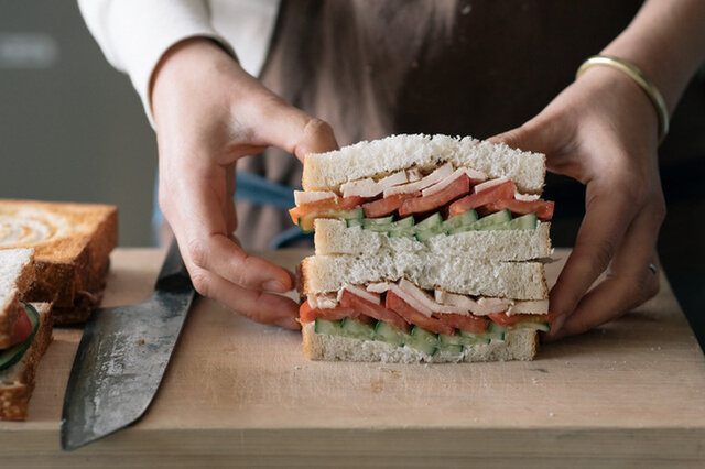 パンで挟んで半分に切ります。鮮やかな断面の特製サンドイッチが完成！