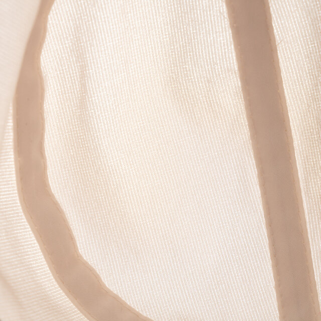 日差しが気になる季節は帽子をかぶりたいけれど、蒸れや汗によるにおいや汚れが気になるという方も多いのではないでしょうか。
そういったお悩みを解決するために頭を包む部分を、風が抜ける構造で熱や湿気がこもりにくく、汗をかいたとしても蒸れにくい高通気性素材「DotAir」を使用。つば部分はUVカット率が99%以上。紫外線対策もでき、撥水加工を施しているため、汚れにくく機能的です。
万が一においが気になった場合も、ご自宅で手洗いできるのでお手入れも簡単。乾きも早く、いつでも清潔な状態で気持ちよくかぶっていただけます。