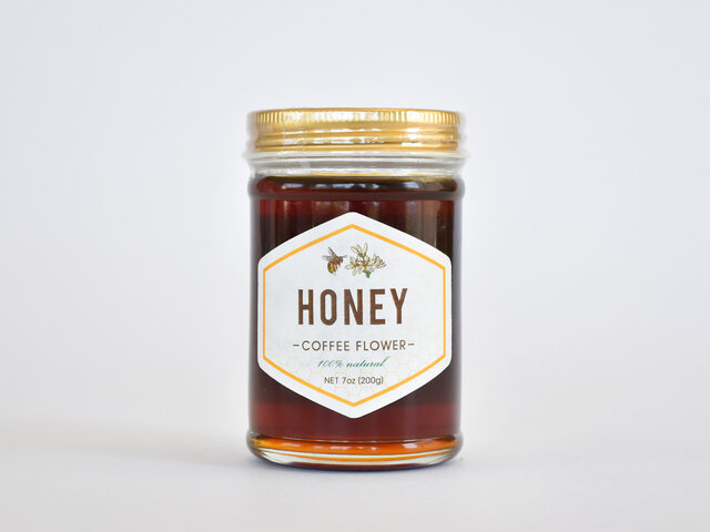 そこから採れる蜂蜜は、ほのかに漂うコーヒーチェリーの香りとコクのある強い甘み、程よい酸味が特徴です。