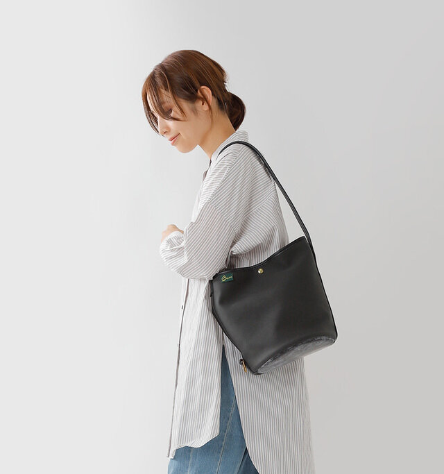 持ち手の長さが変えられる
2WAY仕様で、
バケツ型の深さのあるデザインは
荷物もたっぷり入ります。