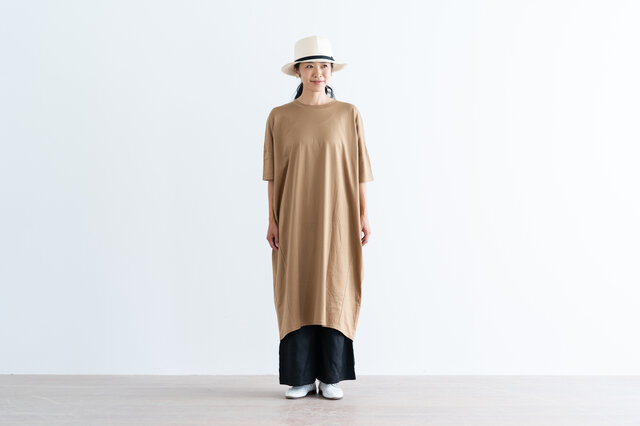 1枚ではもちろん、ワイドパンツを合わせたレイヤードコーディネートもおすすめです。