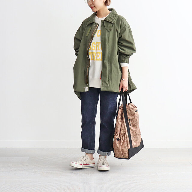 そしてこのバルカラーシェルのおすすめポイント!
裾のスナップボタンを身頃裏についたボタンに留めると、ショート丈にできます◎
合わせるボトムや全体のバランスに合わせて、シルエットをアレンジいただけますよ〜