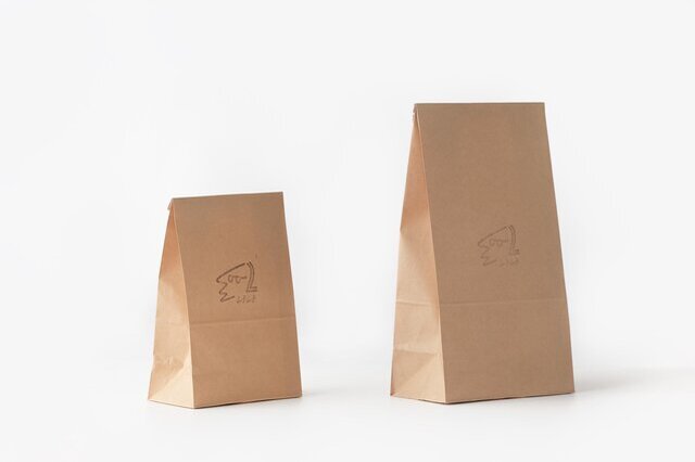 紙袋にはマチ（奥行き）があり、入れやすい形状です。小サイズは、マチ（奥行き）8㎝。中サイズはマチ（奥行き）9.5cmとなっています。