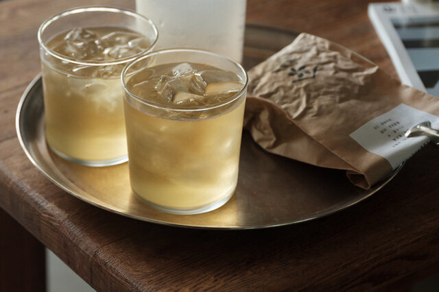 梅ソーダや梅酒を注ぎたいシンプルなグラス。中サイズは氷をたっぷり入れても飲み物が十分に入るので、キンキンに冷やして飲むことができます。