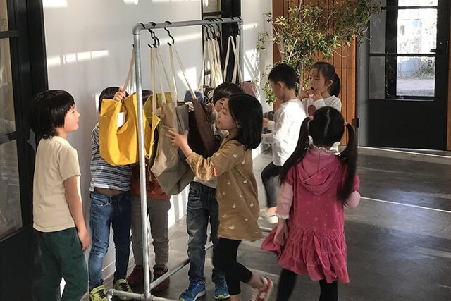最後、カラー展開を決めてくれたのは『ロハスキッズ・センタークローバー』の子どもたち。
好みのカラーにチームで別れてプレゼンテーションをして決めてくれました。