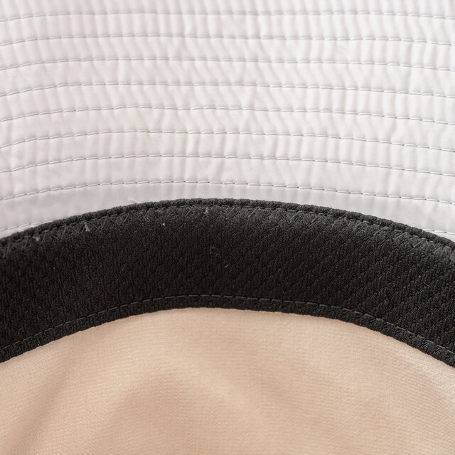 内側の「すべり」には、汗を素早く吸水・拡散・乾燥させる東レの「フィールドセンサー」を使っています。