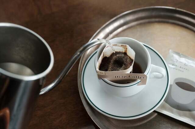 最初は少量のお湯をゆっくり注ぎます。