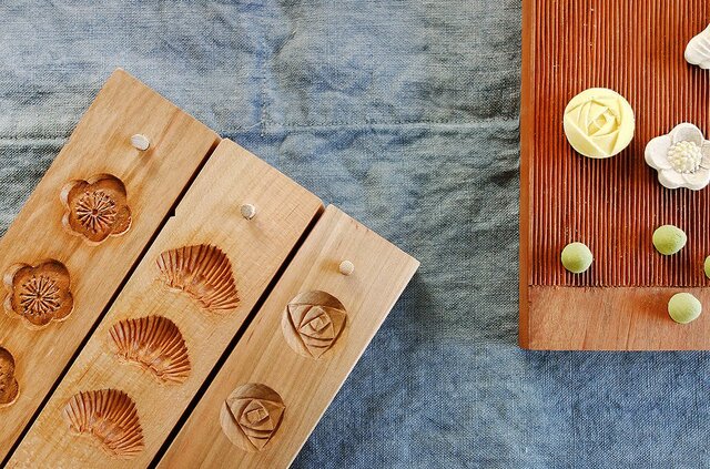 和三盆の成型に使用する道具は、日本の伝統工芸である「菓子木型」。近年、機械化などによりこの木型を制作している職人は全国で数人、四国ではたった一人となってしまいました。