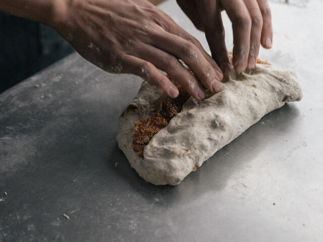 いちじくのカンパーニュは、どこを切ってもいちじくと出会えるため大変好評なパンです。