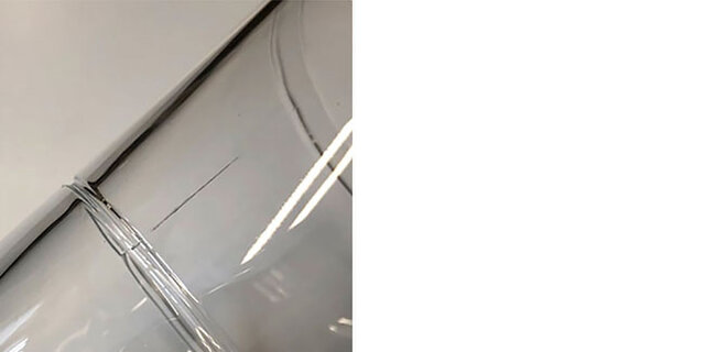 グラスは側面に縦筋があります。