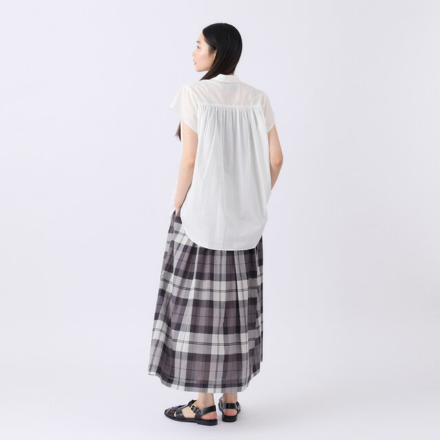 やや長めの着丈が、ヒップまわりをさりげなくカバー。