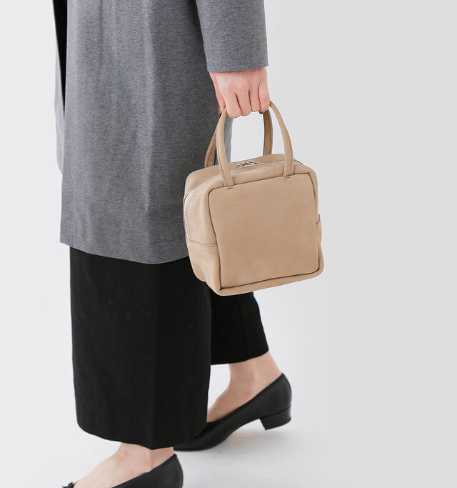 ころんとした
シルエットがかわいく
上質な素材感と
肌馴染みの良いカラーで
女性らしいバッグ。