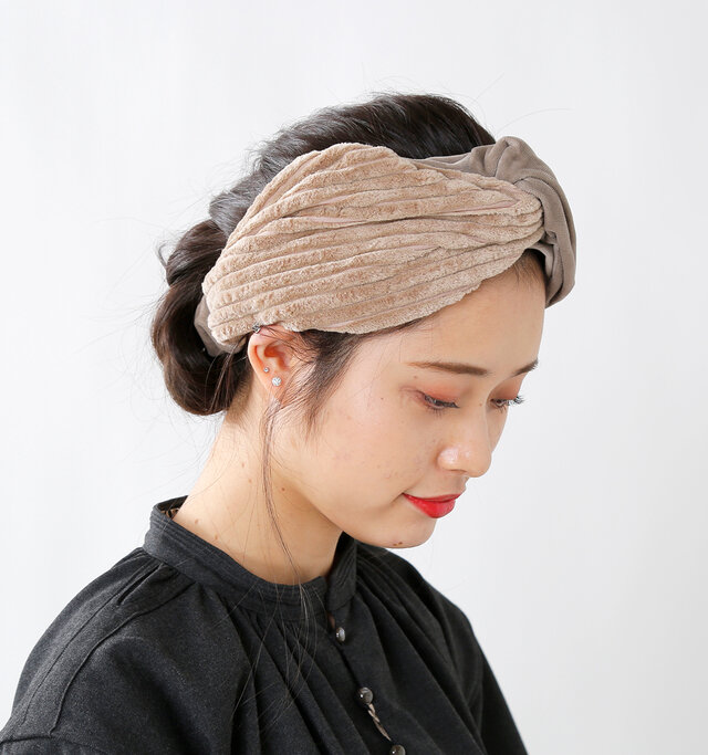 ボリュームのある生地で、コーディネートのアクセントになる、存在感たっぷりのヘアバンド。