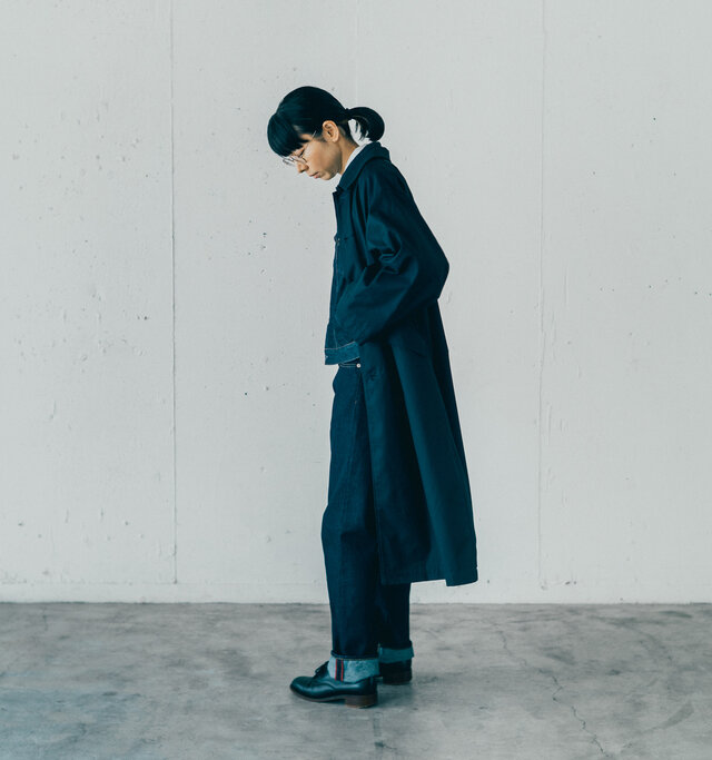 白いシャツを覗かせて、コントラストを楽しむスタイルも◎
