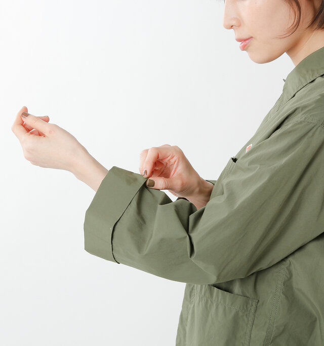 広く、短めに設定された袖幅によって一枚でも存在感があります。