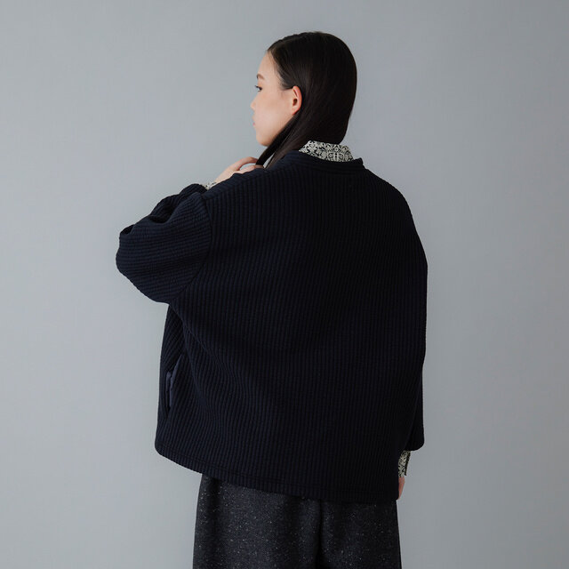 やさしい曲線を描くフォルムが印象的です。