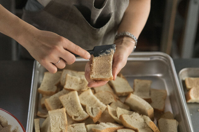 発酵バター、洗双糖、シナモンで作ったペーストをわざわざのパンに塗って焼き上げました。